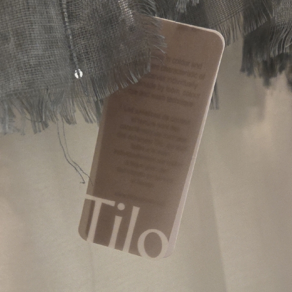 Chic Gray Scarf with Subtle Shimmer - Picture 2 of 3